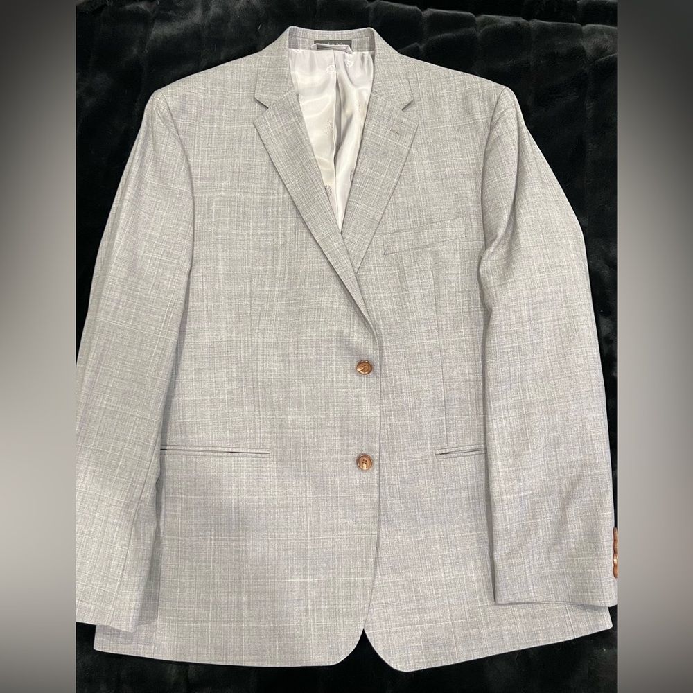 46R suit only worn once.